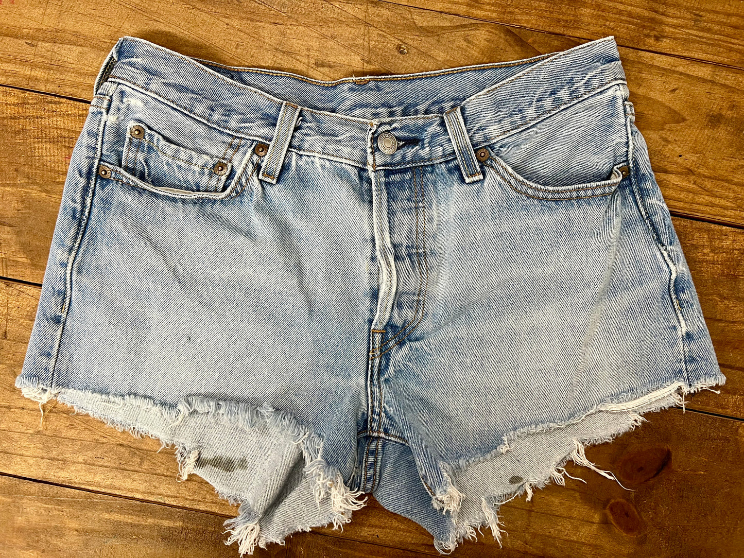 LEVIS DENIM SHORTS SIZE 28