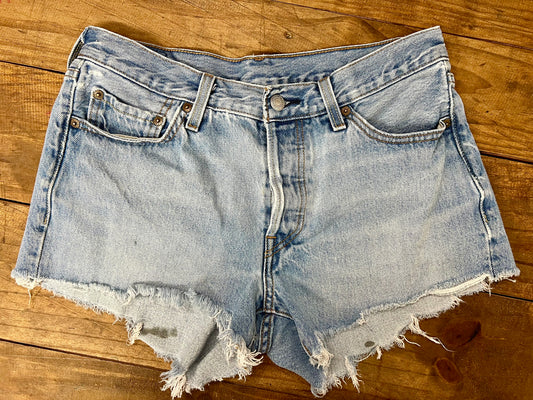 LEVIS DENIM SHORTS SIZE 28