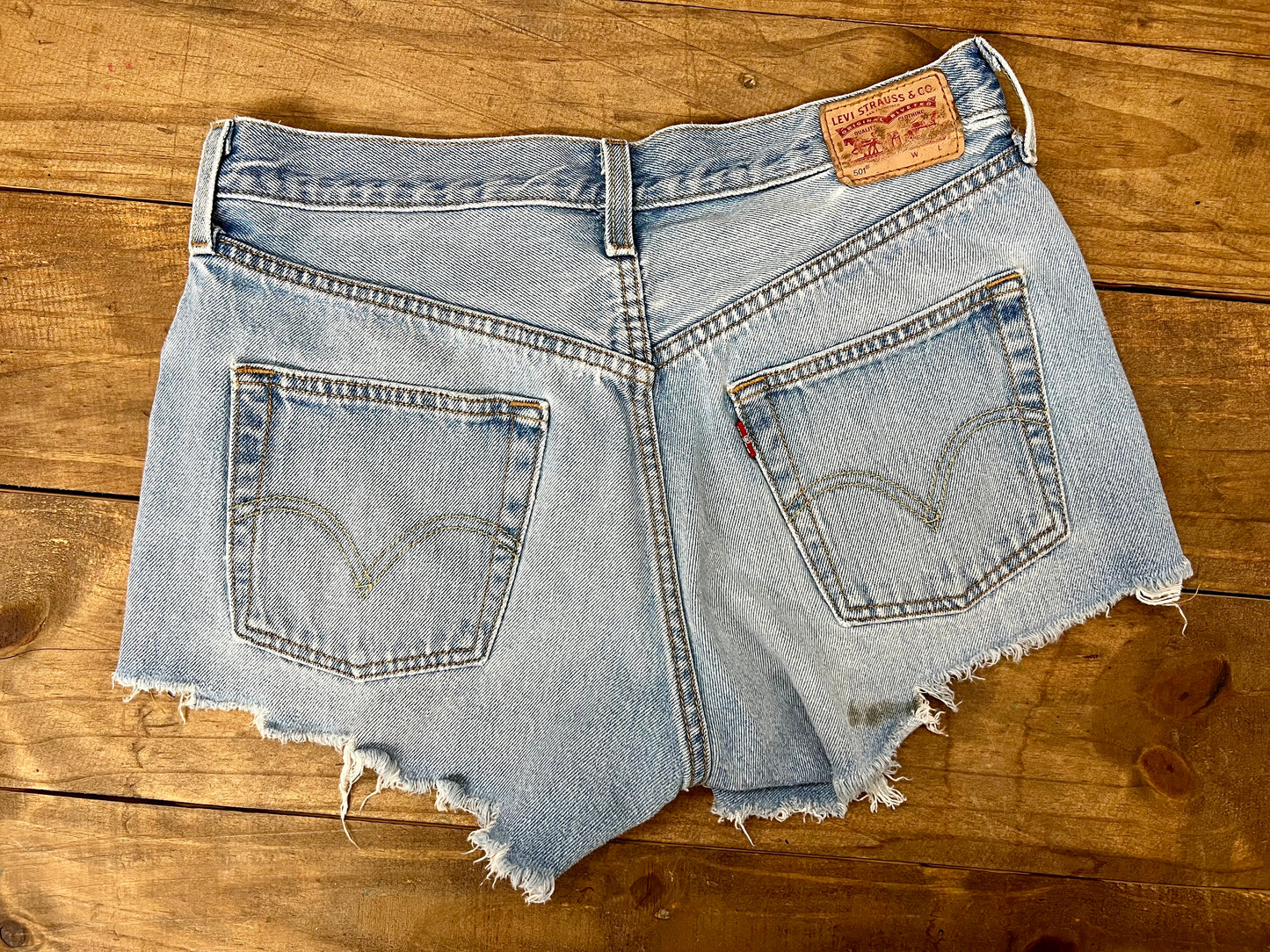 LEVIS DENIM SHORTS SIZE 28