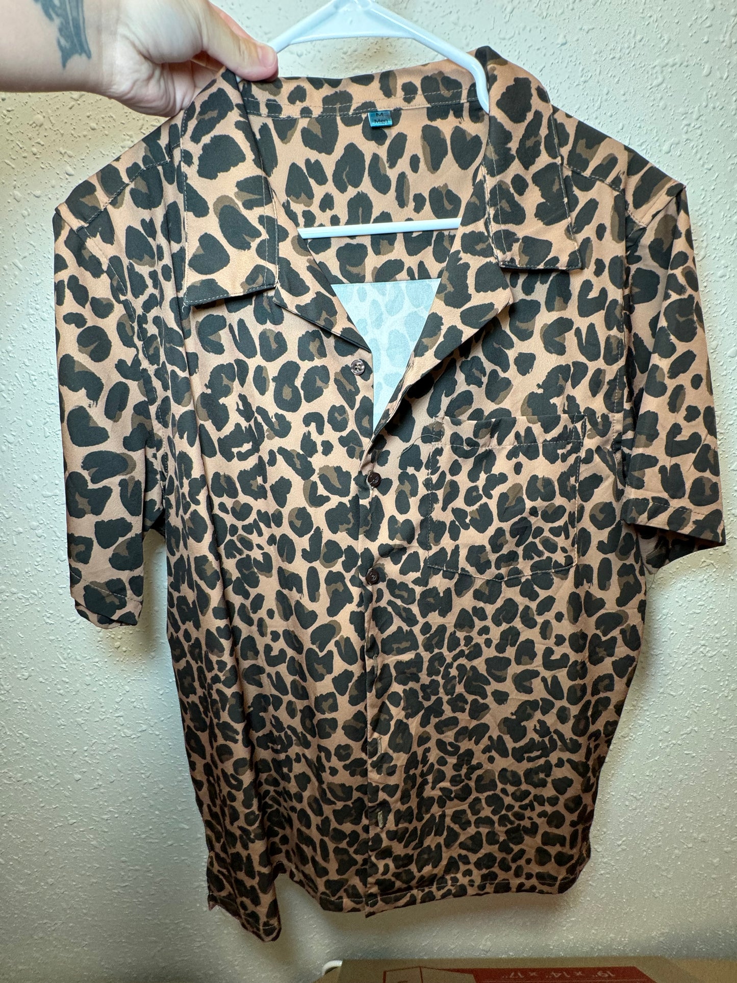 MENS MED BUTTON UP SHIRT - LEOPARD PRINT