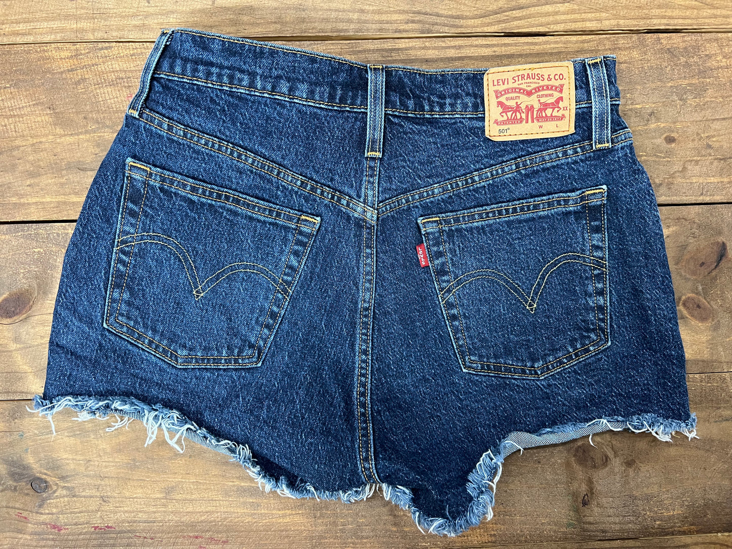 DARK BLUE BUTTON FLY LEVIS DENIM SHORTS SIZE 29