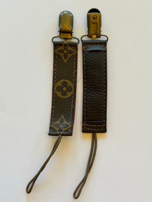 LV PACI CLIP - BROWN