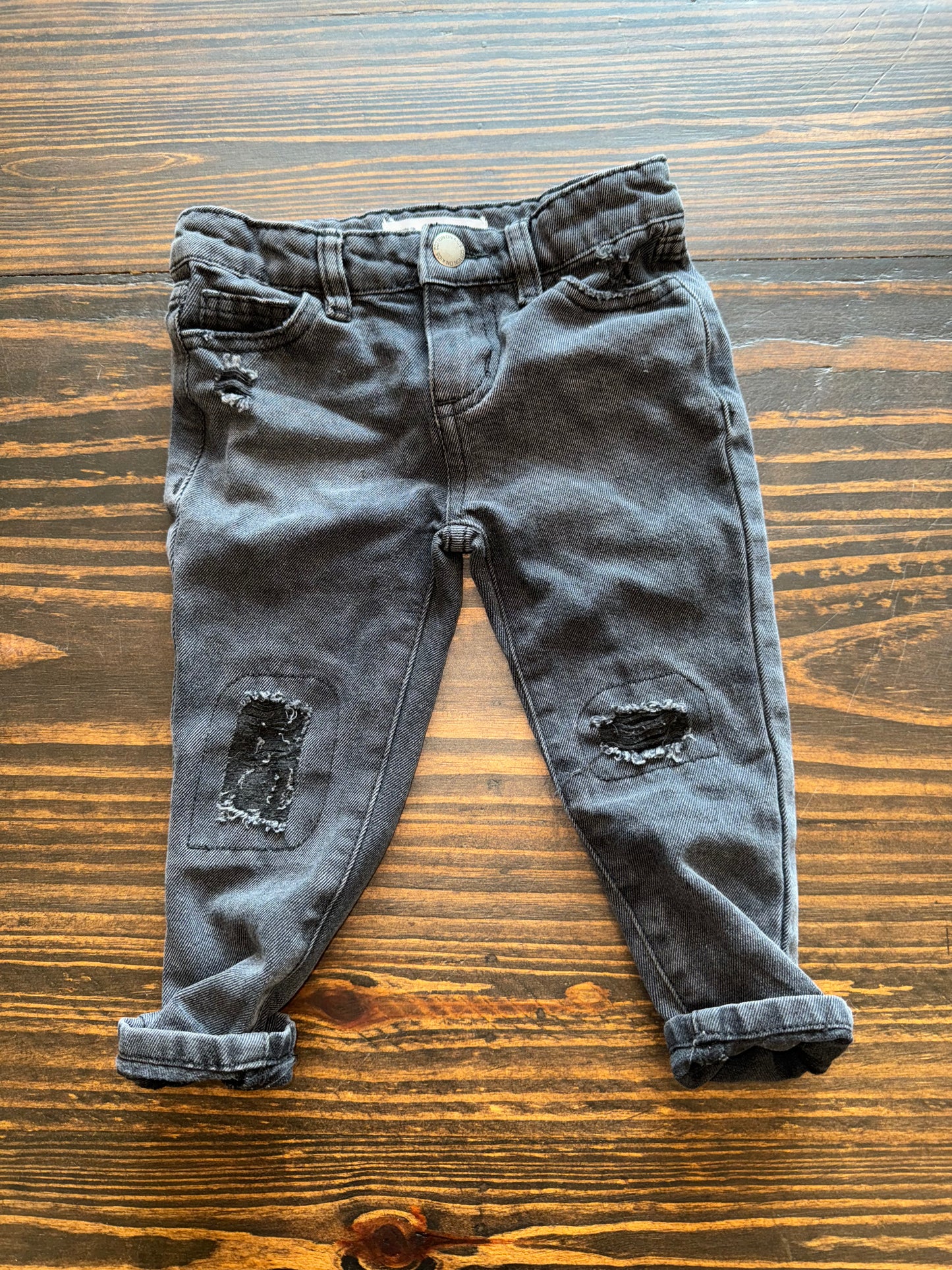 2T BLACK DISTRESSED JEANS