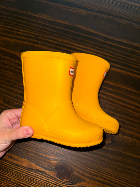 TODDLER SIZE 6 YELLOW HUNTER RAIN BOOTS